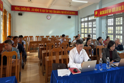 SINH HOẠT CHUYÊN ĐỀ “ĐẢNG VIÊN TIÊN PHONG HỌC TẬP KỸ NĂNG SỐ” TẠI CHI BỘ THPT NGUYỄN HUỆ